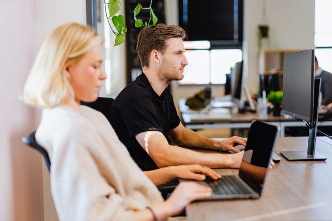 Werken op een laptop